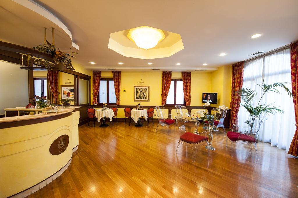 Hotel Regent - In Pieno Centro San Benedetto del Tronto Bagian luar foto