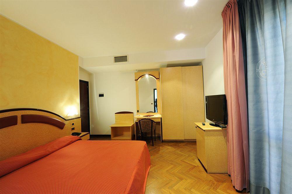 Hotel Regent - In Pieno Centro San Benedetto del Tronto Bagian luar foto