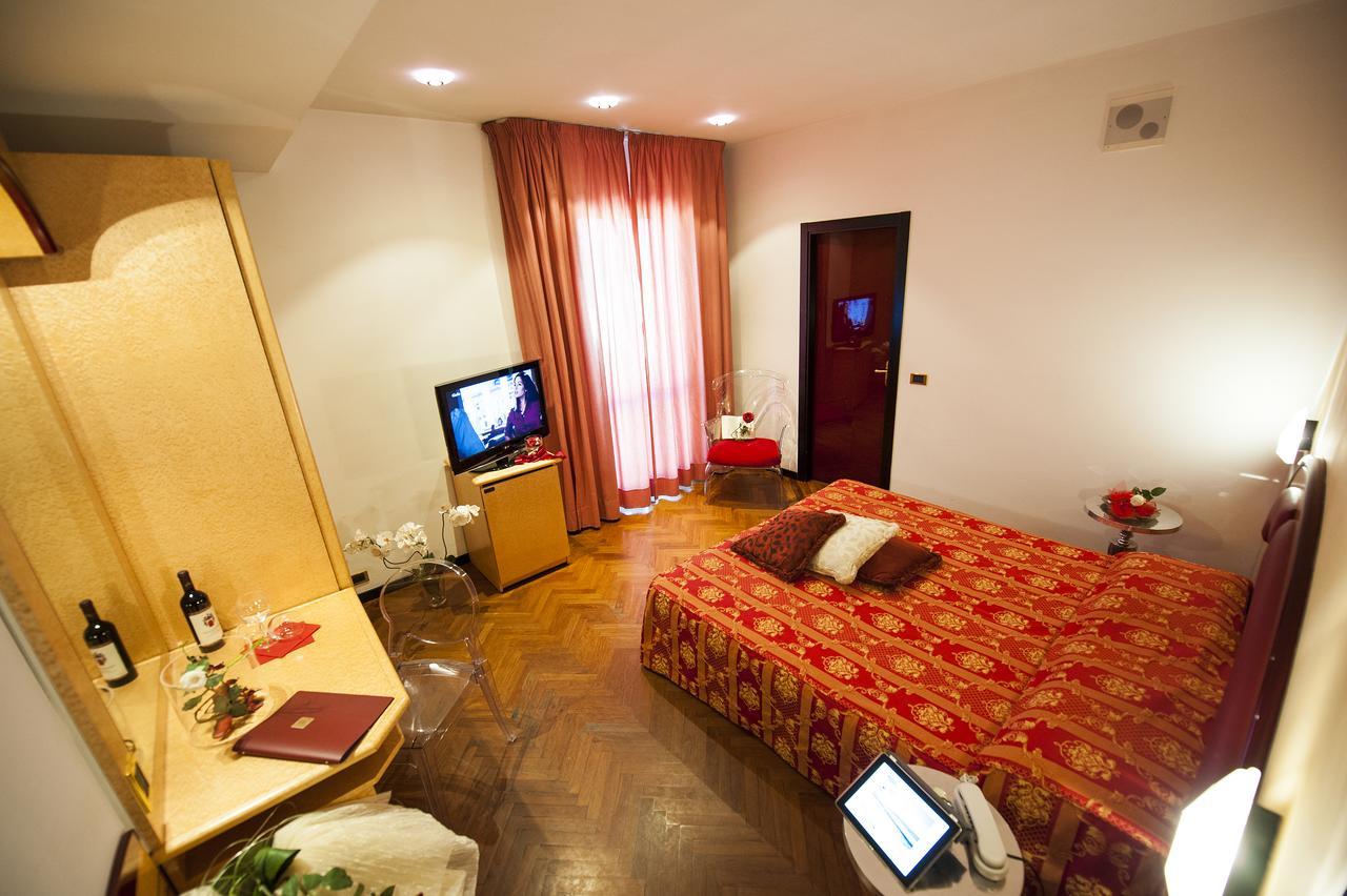 Hotel Regent - In Pieno Centro San Benedetto del Tronto Bagian luar foto